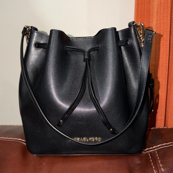 Michael Kors Handbags - ‼️Michael Kors Black Leather Eden Bucket Bag Shoulder Bag